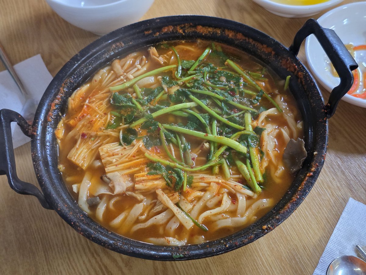 gomdol_cookie's tweet photo. 📍영양버섯칼국수

등촌을조아한다면 꼬옥가주면되...
고기없는등촌샤브먹는 느낌이야🤤🤤
만원에 볶음밥+칼국수 배터지게먹을수잇슴...🥹❣️ https://t.co/GCUVagQAsE