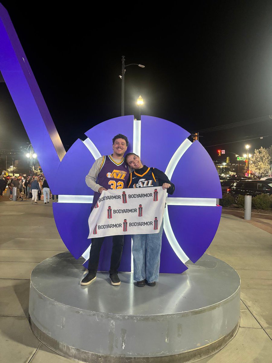 ramaguarte's tweet photo. @UtahJazzEspanol @utahjazz @RyanQualtrics What an awesome night! Thank you @tayxhendricks for the towel! https://t.co/hWFZ17i5EB