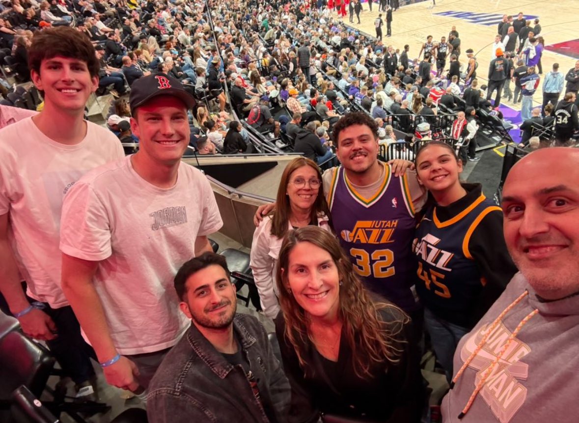 ramaguarte's tweet photo. @UtahJazzEspanol @utahjazz @RyanQualtrics What an awesome night! Thank you @tayxhendricks for the towel! https://t.co/hWFZ17i5EB