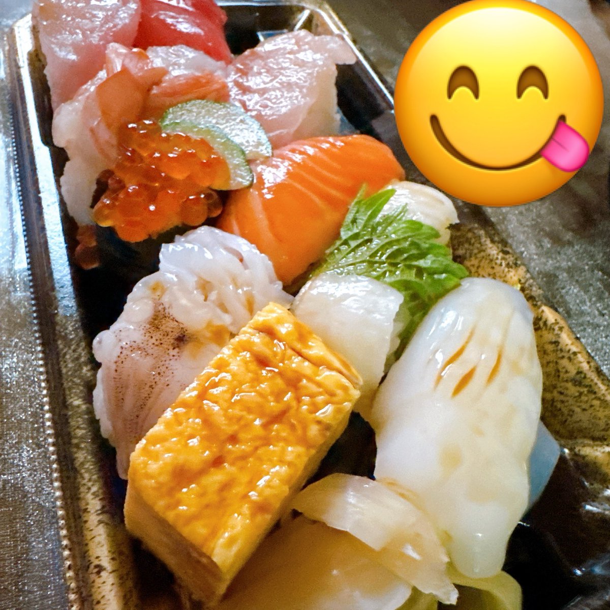 x___MASH___x's tweet photo. 昼食❗️スーパーのお寿司❗️
&味噌汁
#MASH_ lunch
#寿司 https://t.co/rRczMGBJxJ
