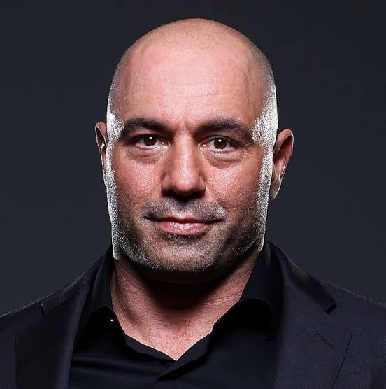 Joe Rogan está destruyendo a los medios tradicionales.

No es periodista.
No tiene jefes.
No necesita permiso.
Y por eso le tienen miedo.
Esta es la historia del hombre que cambió la forma en que millones se informan.

Hilo 🧵