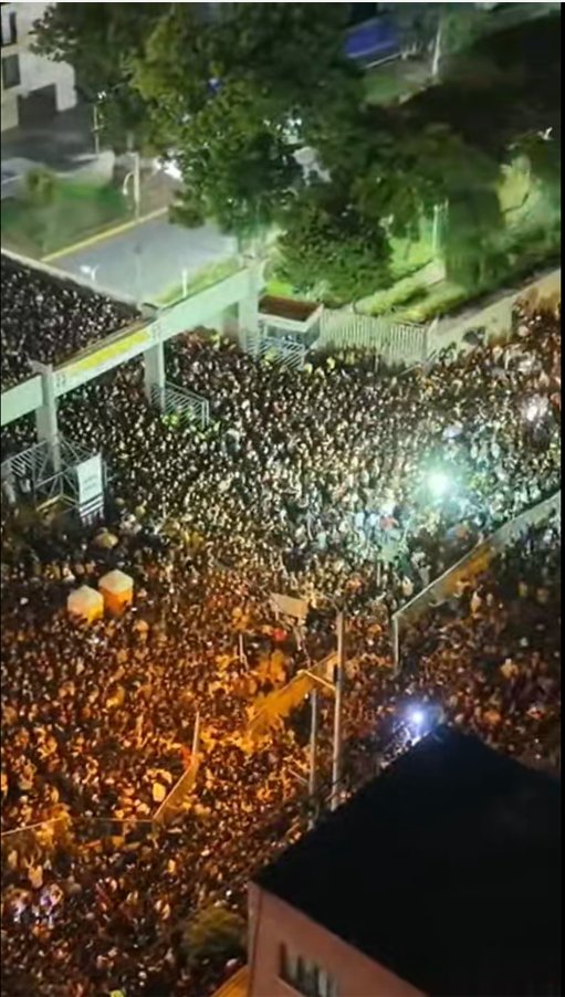 Yayi_Dlc's tweet photo. Dios! la gente saliendo del estadio después del concierto D: #dominATE_LIMA #StrayKidsInLima #StrayKidsInPeru https://t.co/nrUgcRI1T9