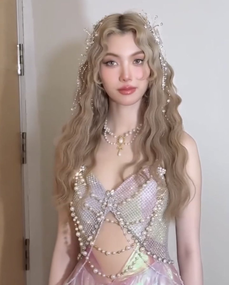 ormsmiu's tweet photo. her facial features are so ethereal 😭 https://t.co/W5SXTVZnUU
