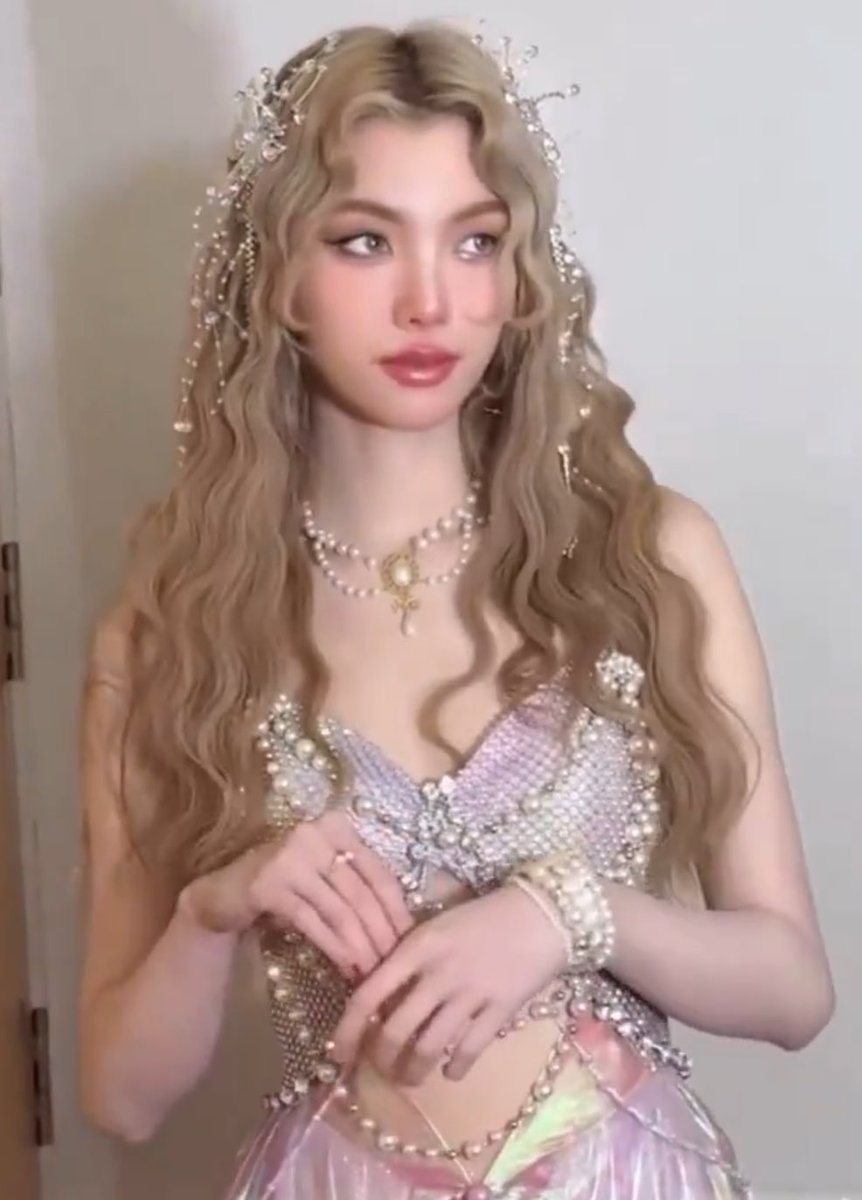 ormsmiu's tweet photo. her facial features are so ethereal 😭 https://t.co/W5SXTVZnUU
