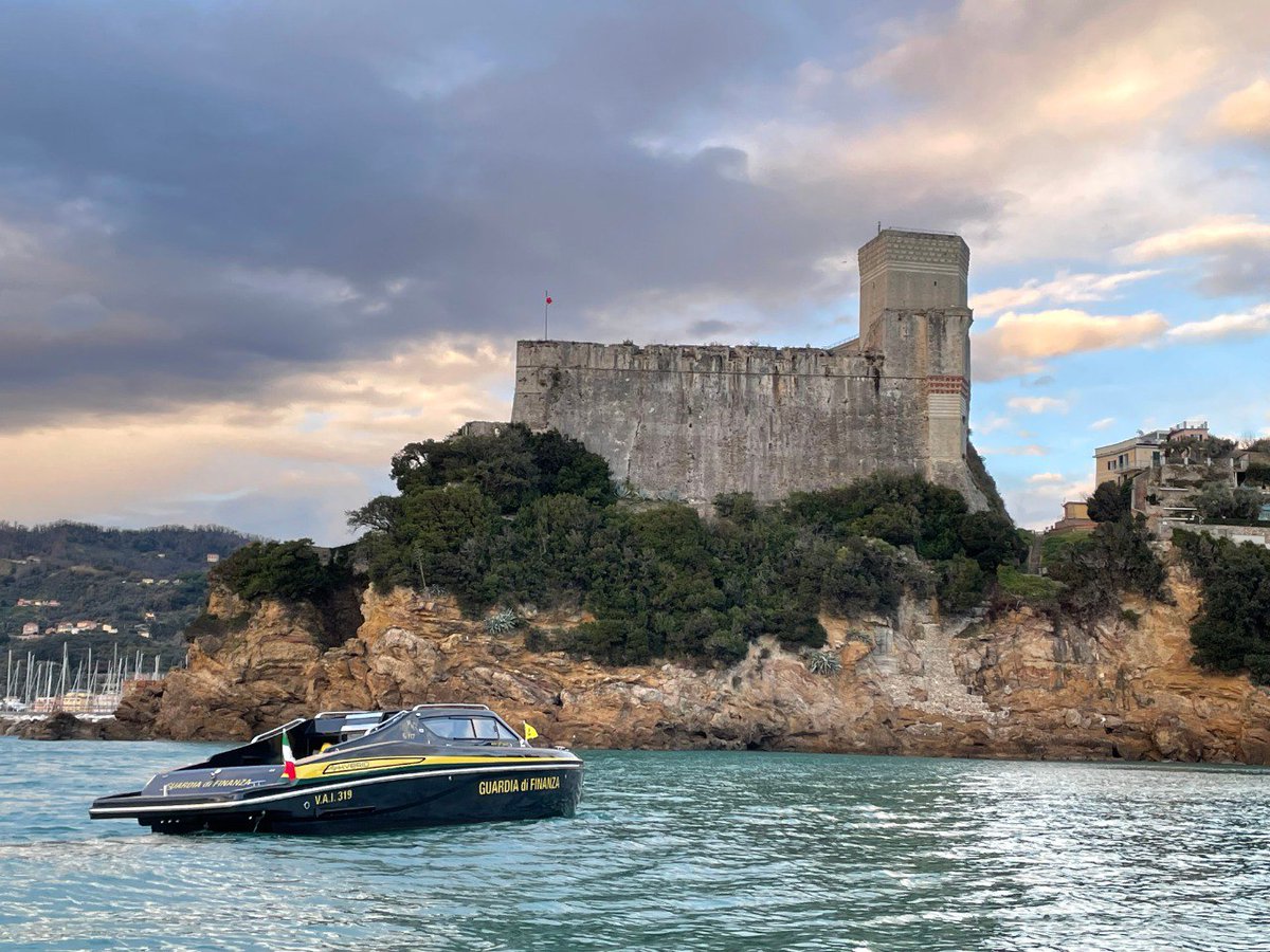 GDF's tweet image. Buongiorno dalla #GuardiadiFinanza
#PoliziadelMare
#Lerici #LaSpezia
#NoiconVoi