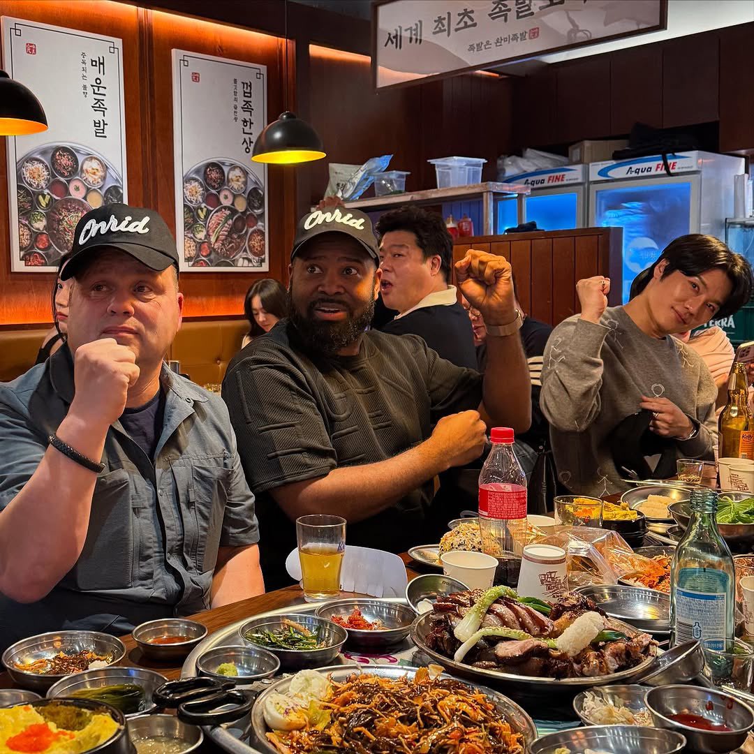 hoho_rangrang's tweet photo. 아 단둘이 먹은건줄알았더니 회식이었고만 ㅎㅎㅎ https://t.co/VYg9trboii