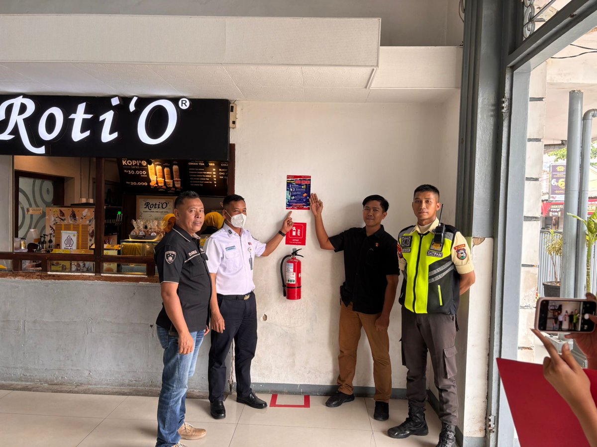 satreskrimTA's tweet photo. Anggota Sat Reskrim Polres Tulungagung melaksanakan kegiatan Sosialisasi Pencegahan tindak pidana Perjudian kepada penumpang dan pengunjung di Stasiun Kereta Api Kab. Tulungagung. Kamis (10/4/25)
#stopperjudian #reskrim #beyondtrustpresisi #stopjudol #stopjudionline #stoppinjol https://t.co/5LnLNjhgf4