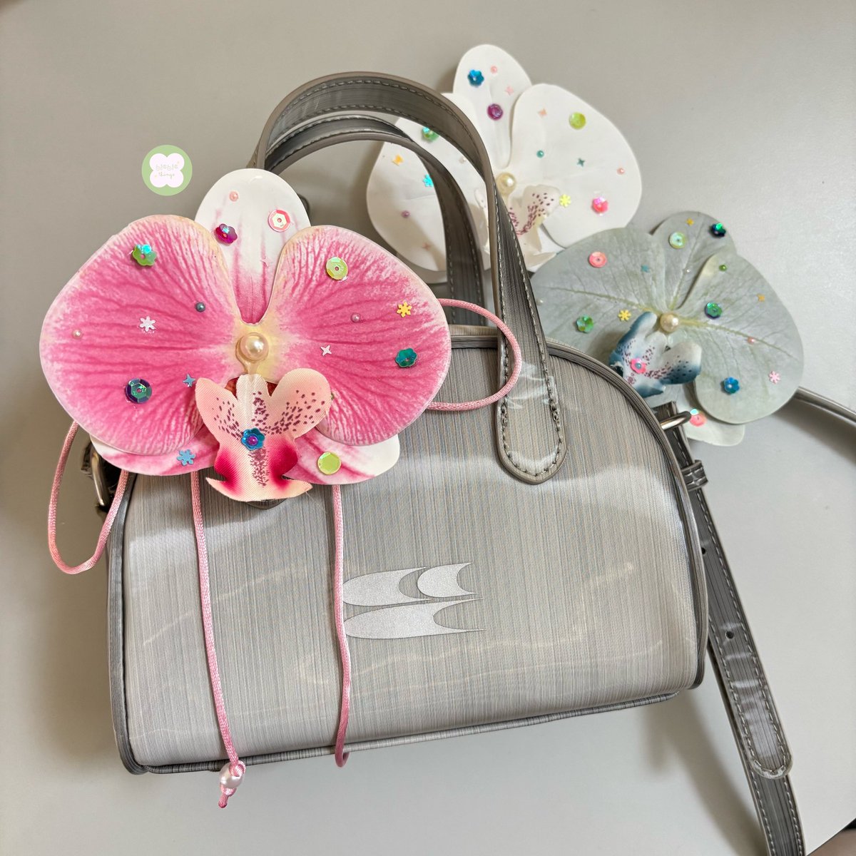 bobaitem_'s tweet photo. ★ rts &amp; likes are very appreciated ★

pre-order orchid (blink-blink) series.ᐟ
by biebiethings ♥︎

✦ bagcharm 25k 
✦ hairpin &amp; brooch 15k

check out link ᙏ̤̫
https://t.co/aO4s0S2FXY https://t.co/K0p8tfI5EN