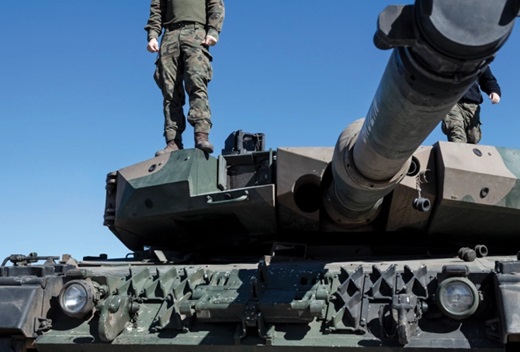 Vairāki tūkstoši NATO sabiedroto valstu karavīru atrodas Latvijā un pastāvīgi gatavojas aizstāvēt mūsu brīvību. Kamēr ASV politika šķobās, pie mums vadošais ārvalstu spēks ir kanādieši. Kā sabiedrotie NATO karavīri no Kanādas jūtas Latvijā, <a href="/irLV/">Žurnāls IR</a> skaidroja <a href="/LitvinaBaiba/">Baiba</a> -