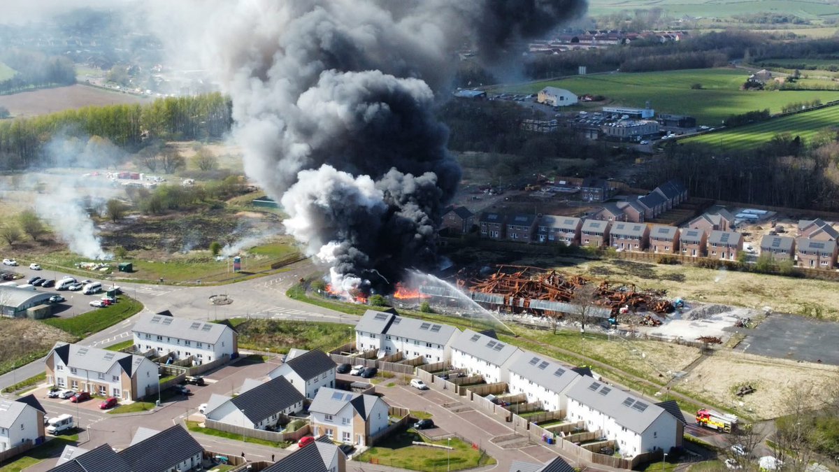 TheSecretFF999's tweet image. A fire broke out yesterday at a battery storage plant in Kilwinning, worryingly for local residents in a new housing estate, this incident occurred almost exactly 1 year after a huge blaze at the same site.