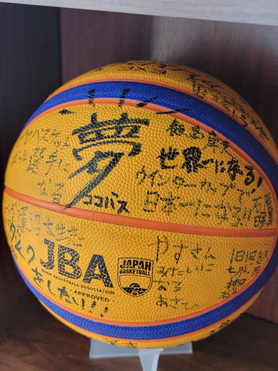 coco1_fukaya's tweet photo. ココイチ本庄南大通店は
飯島康夫選手を
https://t.co/9hmffhNDhK

応援しています🏀

現在、飯島康夫選手のポスターと
スクールの選手たちの「夢」が書かれたバスケットボールを風除室に展示しています。

お近くにお越しの際��ぜひご覧になってください。
エネルギーがもらえますよ🌟 https://t.co/07ih1pu7xN