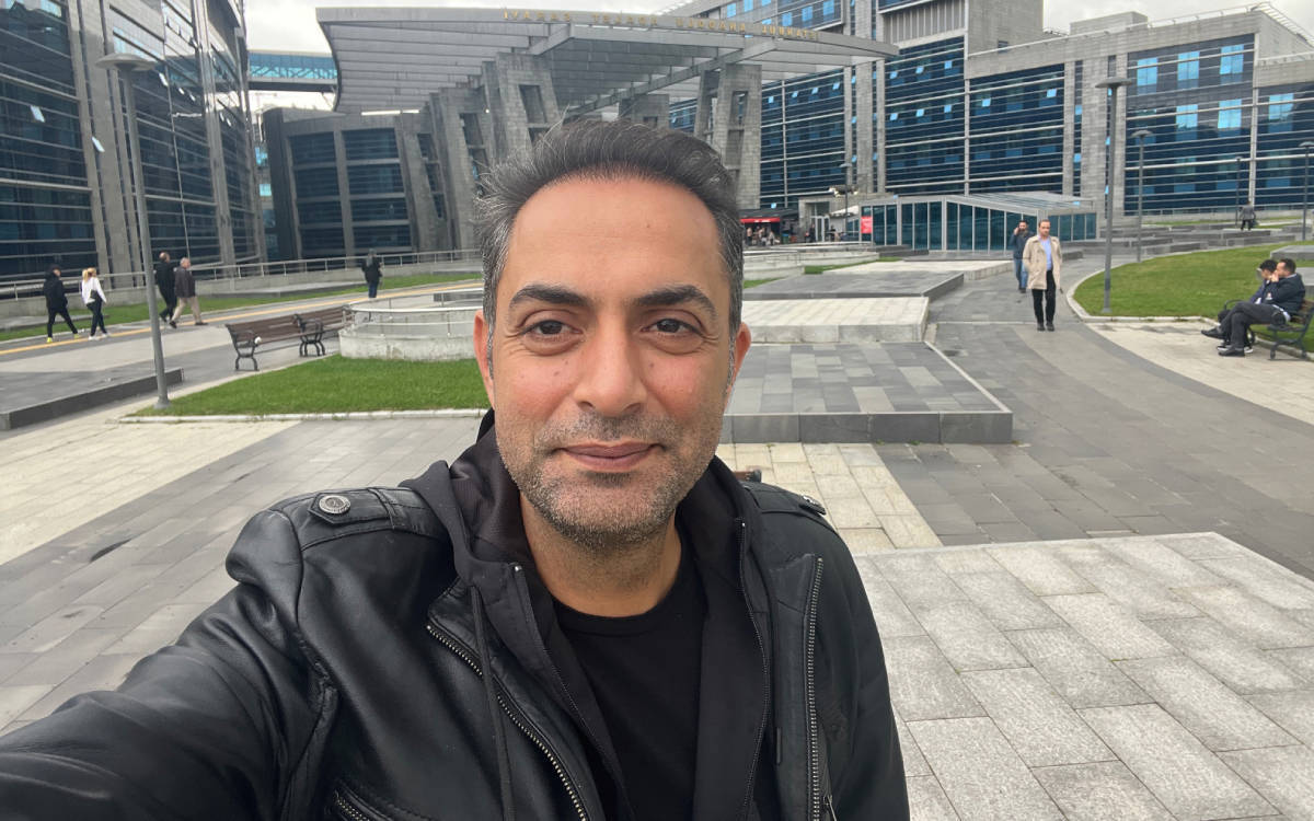 apostonews's tweet photo. Gazeteciler Timur Soykan ve Murat Ağırel gözaltına alındı. 

Evlerinde arama yapılan iki gazetecinin dijital ekipmanlarına el konuldu.

Ağırel'in avukatı müvekkilinin bugün ifade vermeye gideceğini savcılığa bildirmesine rağmen şafak operasyonuyla gözaltına alındığı açıkladı. https://t.co/7kT3B8ZNwL
