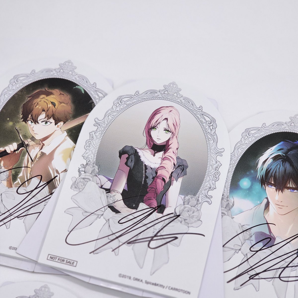 KWBooksStore's tweet photo. ⚔ 어떤 계모님의 메르헨 X 투니크 ⚜
콜라보 카페 DP 증정 이벤트

❅ *˚̩͙*‧₊̊‧*˚̩͙̩͙*‧₊̊‧*˚̩͙*‧₊̥‧*˚̩͙*₊̊‧*˚̩͙̩͙*‧₊̊‧*˚̩͙*‧‧*˚̩͙*‧₊̊‧* ❅

⚔ 어떤 계모님의 메르헨 X 투니크 ⚜ 콜라보 카페 방문 후기를 해당 트윗의 인용 RT로 작성해 주세요!

추첨을 통해 오르카 작가님께서 직접 싸인해 주신 ‘테이블 DP 판넬’을 증정해 드립니다!

💚 많은 참여와 관심 부탁드립니다 💚

❅ *˚̩͙*‧₊̊‧*˚̩͙̩͙*‧₊̊‧*˚̩͙*‧₊̥‧*˚̩͙*₊̊‧*˚̩͙̩͙*‧₊̊‧*˚̩͙*‧‧*˚̩͙*‧₊̊‧* ❅

이벤트 참여 기간: 25. 04. 10 ~ 25. 04. 17
당첨자 발표: 25. 04. 18

*해당 경품은 콜라보 카페 DP 상품으로, 새상품이 아닙니다.
*이벤트 경품이므로 별도 교환이 불가합니다.
*배송은 국내 배송지에 한정됩니다.
*해당 상품은 비매품으로 금전 거래를 금지합니다.