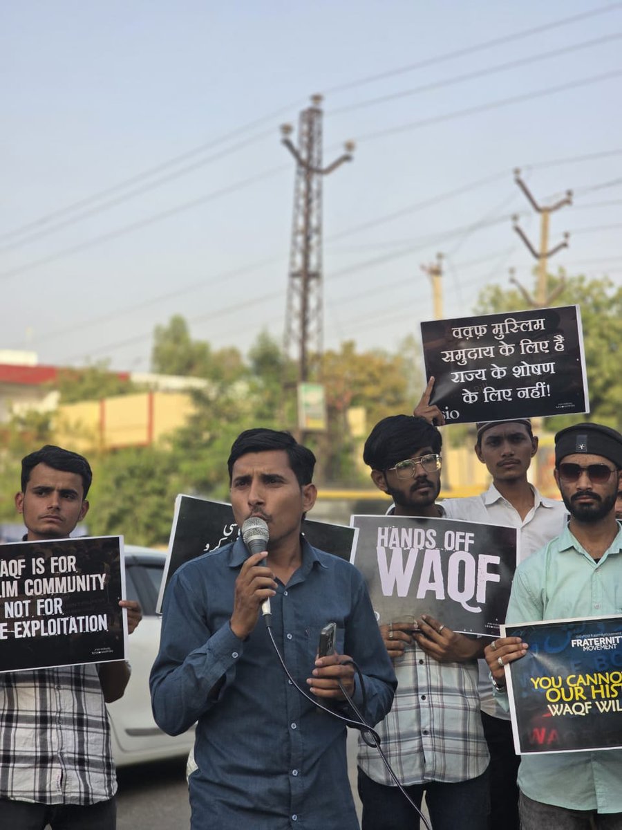 siorajasthan's tweet image. कल दिनांक 09 अप्रैल 2025 को मुस्लिम पर्सनल लॉ बोर्ड के आह्वान पर SIO इकाई सवाई माधोपुर और फ्रेटरनिटी मूवमेंट राजस्थान की ओर से वक़्फ एक्ट में किए गए परिवर्तनों के विरुद्ध अम्बेडकर सर्किल बज़रिया सवाईमाधोपुर पर एक विरोध प्रदर्शन आयोजित किया गया।
#RejectWaqfAct