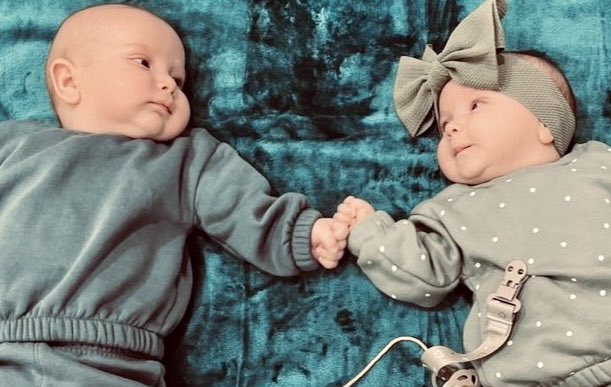 Ako ste se pitali šta znači “pojedem ti obrašćiće” evo i to u 2x2 izdanju 🤗🤗. Zato dobri ljudi, da pozdravimo i ovu duplu krunu, pobedu Života za što više beba. Dobro došle Lepote, srećno i bezbrižno detinjstvo 🥂🥂🥂!!!