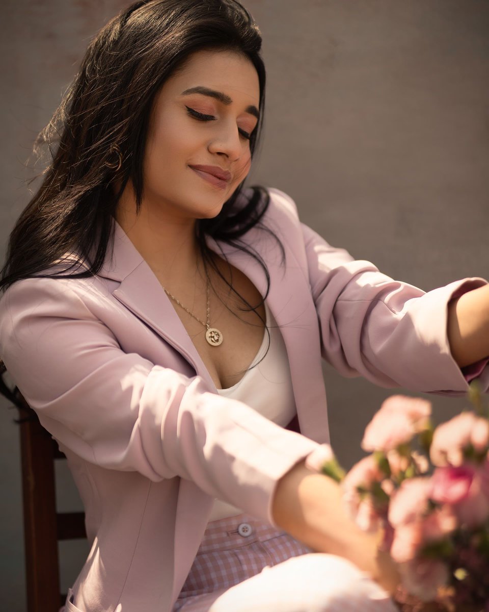MyIndianBeautie's tweet photo. Serenity in her smile, strength in her style – Samyuktha Vishwanathan glowing in pastel grace!
#SamyukthaVishwanathan #GracefulBeauty #PastelVibes #BossBabeLook #FloralCharm #ElegantAndStrong #MyIndianBeauties #FashionInspo #InstaDivas #DesiGlam #InStyle https://t.co/5R4cEu38er