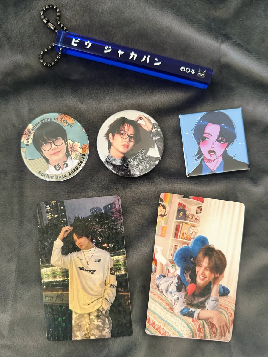 BuildJFC's tweet photo. 🌸BUILD FANMEETING IN  TOKYO 2025
Spring Date🌸

ドネーション返礼品が揃いました🥰

ファンミーティングに参加される方には直接お渡しさせて頂いますので、DMにてご連絡下さい💙  
ルームキーホ��ダーはBuildくんのブログで持っていたルームキーホルダーを思い出します☺️

🔹3,000円　
・フォトカード2枚

🔹6,000円
・フォトカード2枚
・缶バッジ2種
・マグネット 1個

🔹10,000円
・フォトカード2枚
・缶バッジ2種
・マグネット 1個
・ルームキーホルダー

マグネットイラスト協力 @HARINE0102 
ありがとうございます

Donation return gifts are available🥰

I will hand them out directly to those attending the fan meeting, so please contact me via DM💙 

The room keychain reminds us of the one Build had on his vlog☺️

🔹3,000yen
・2 photo cards

🔹6,000yen
・2 photo cards
・2 tin badges
・1 magnet

🔹10,000yen
・2 photo cards
・2 tin badges
・1 magnet
・1 room keychain 

Magnet illustration by @HARINE0102 
Thank you💙

#BuildJakapan #Beyourluve
@JakeB4rever