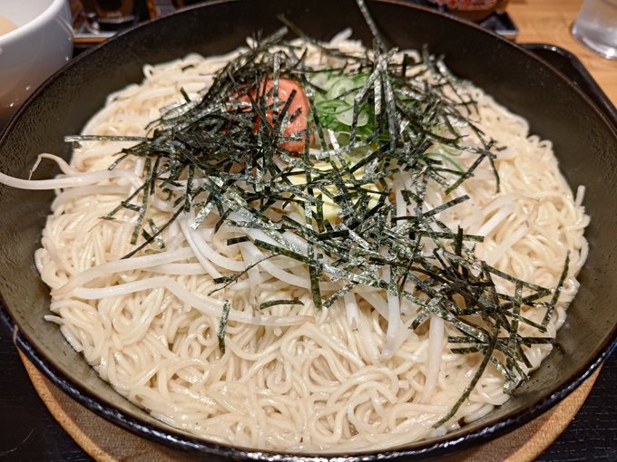 明太子焼きラーメン
なんか多いな…と思ってたら店内放送で「3〜4人でのシェアも〜」とか言ってる 