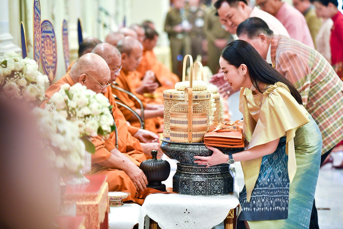 ingshin's tweet photo. สืบสานประเพณี สวัสดีปีใหม่ไทย 

นายกรัฐมนตรี ถวายสักการะพระพรหม พระภูมิ และศาลตายายประจำทำเนียบรัฐบาล จากนั้นร่วมพิธีสงฆ์ ทำบุญเนื่องในวันขึ้นปีใหม่ไทย พร้อมให้ ครม. - ข้าราชการ รดน้ำ อวยพรปีใหม่ไทย สืบสานวัฒนธรรมประเพณีสงกรานต์ 

ทีมงานนายกรัฐมนตรี https://t.co/mOFhfMra6e