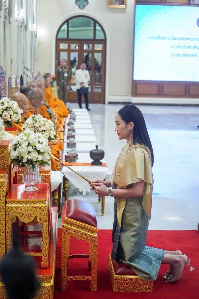 ingshin's tweet photo. สืบสานประเพณี สวัสดีปีใหม่ไทย 

นายกรัฐมนตรี ถวายสักการะพระพรหม พระภูมิ และศาลตายายประจำทำเนียบรัฐบาล จากนั้นร่วมพิธีสงฆ์ ทำบุญเนื่องในวันขึ้นปีใหม่ไทย พร้อมให้ ครม. - ข้าราชการ รดน้ำ อวยพรปีใหม่ไทย สืบสานวัฒนธรรมประเพณีสงกรานต์ 

ทีมงานนายกรัฐมนตรี https://t.co/mOFhfMra6e
