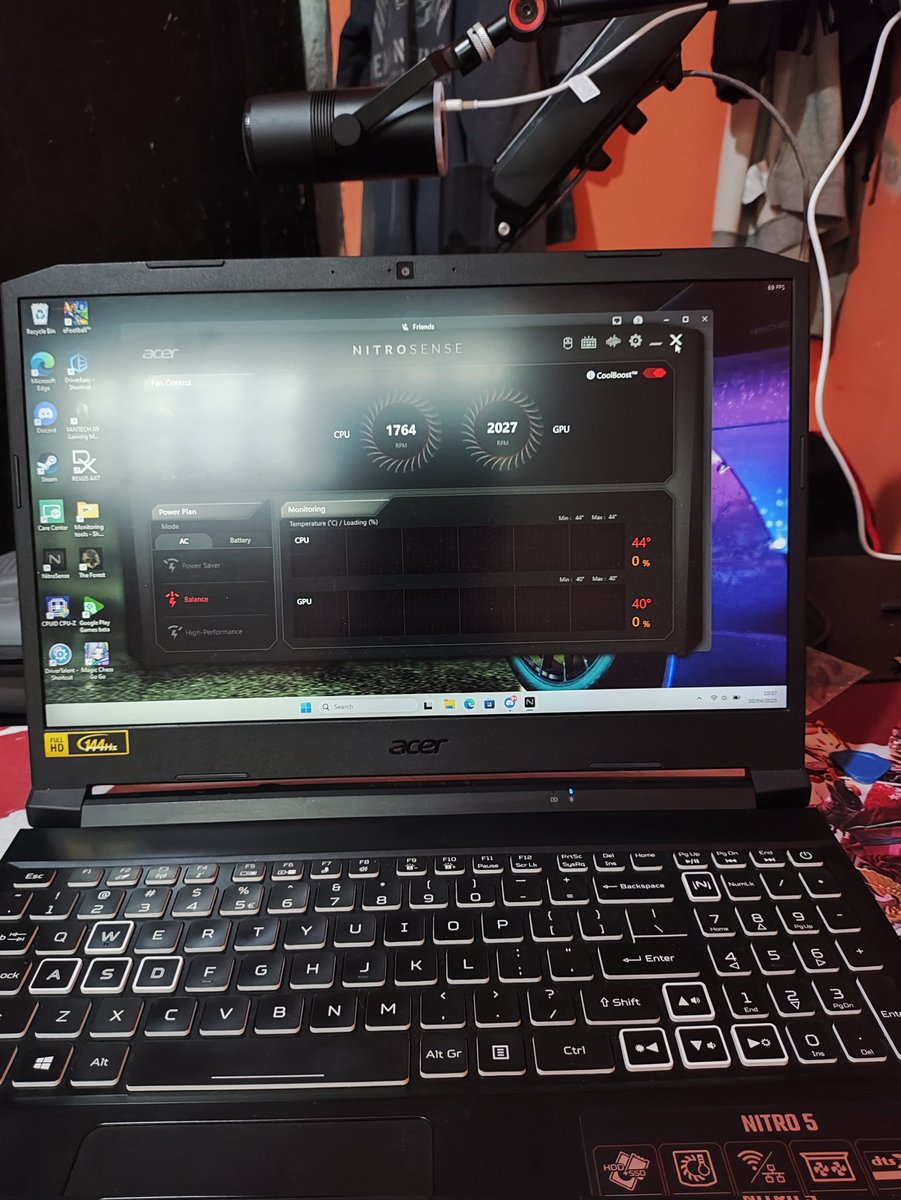 F4juha's tweet photo. kalau salah ketebalan termalpad nanti si laptop nya ngamuk 🤣🤣, suhu naek gakaruan bikin panik pokoknya https://t.co/zI9oEg4n7M
