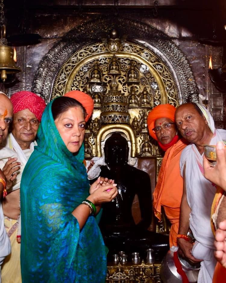 भगवान महावीर स्वामी जी की जयंती के पावन अवसर पर आप सभी को हार्दिक शुभकामनाएं।

जैन धर्म के महान तीर्थंकर भगवान महावीर स्वामी ने सत्य, अहिंसा, अपरिग्रह और क्षमा जैसे उच्च आदर्शों के माध्यम से सम्पूर्ण मानवता को सदैव प्रकाशमय मार्ग दिखाया। उनके विचार और सिद्धांत आज भी उतने ही