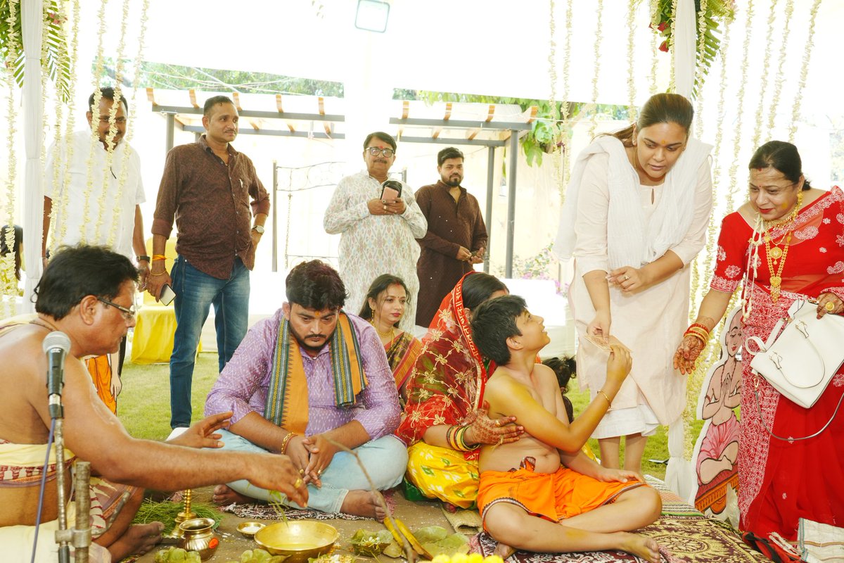 deepalidas95's tweet photo. ଝାରସୁଗୁଡ଼ା ନିବାସୀ ଶ୍ରୀ ବିଶ୍ଵଜିତ ରାଉତରାୟଙ୍କ ପୁଅର ଶୁଭ ବ୍ରତୋପନୟନ କାର୍ଯ୍ୟକ୍ରମରେ ଯୋଗଦେଲି। ମା' ସମଲେଇଙ୍କ କରୁଣାରୁ ନବ ବ୍ରହ୍ମଚାରୀଙ୍କୁ ଜୀବନରେ ସର୍ବ ସଫଳତା ପ୍ରାପ୍ତ ହେଉ ବୋଲି ପ୍ରାର୍ଥନା କରୁଛି। #threadceremony https://t.co/YyIP4WHS5Y