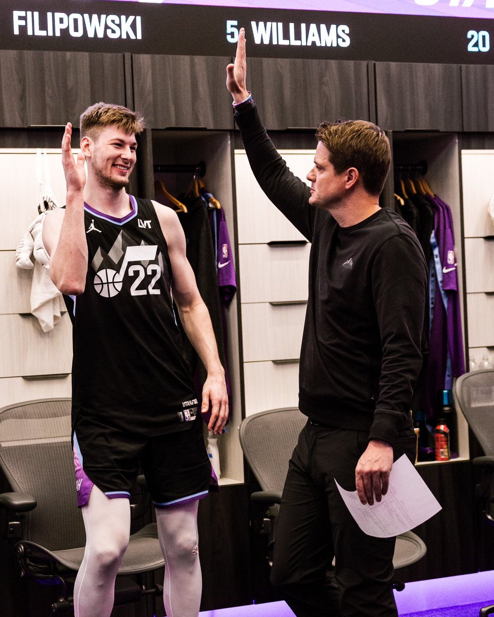 utahjazz's tweet photo. goodnight, jazz fans 🥰 https://t.co/ptiU2ft9bS