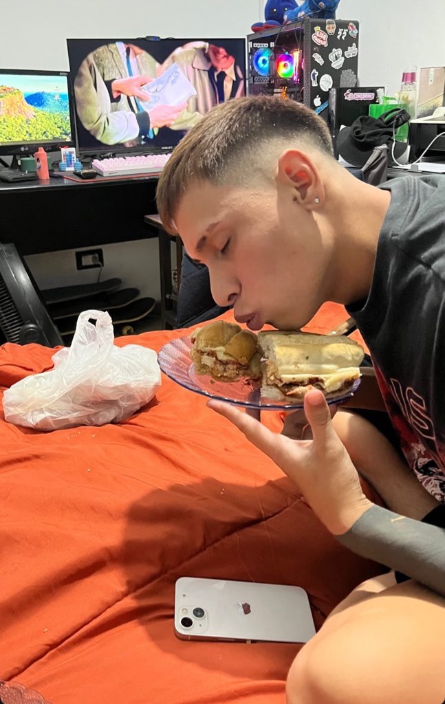 PabloC2002's tweet photo. Soy tan feliz con mi sambuchito de milanesa 🥹 https://t.co/aKg5Lujf5q