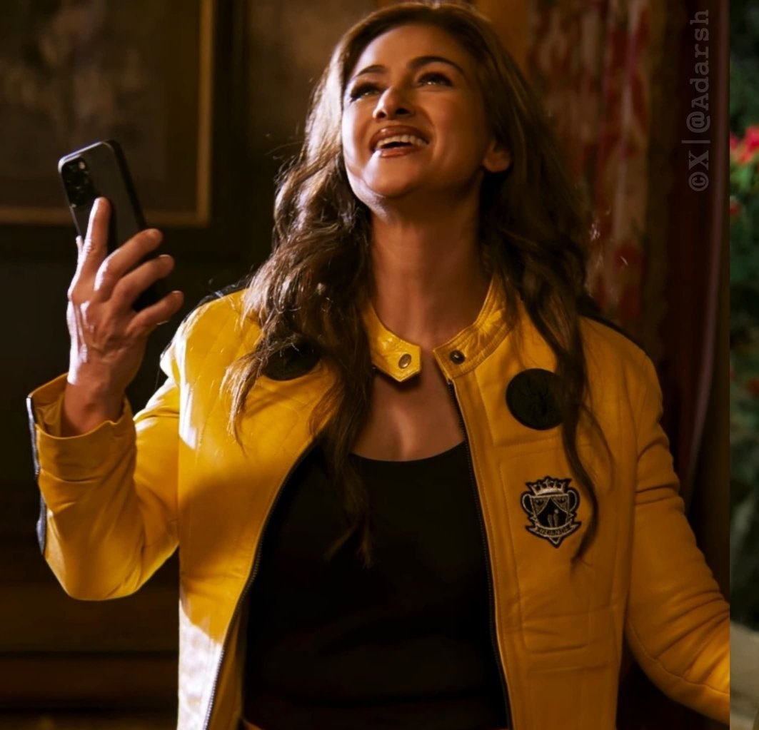 CinemaWithAB's tweet photo. #GoodBadUgly - Simran's special appearance scene was super nostalgic trivia from FanBoy Adhik😍♥️
And appears in a very pivotal sequence of the film👌

The Trio: AK - Simran - Trisha 🌟 https://t.co/0i73MqV28t