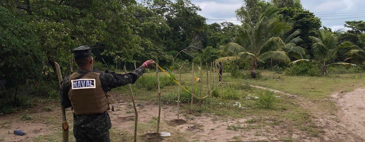 FFAAHN's tweet photo. #CeroDeforestaciónAl2029
En atención a una denuncia ciudadana, las #FFAA a través de efectivos del Apostadero Naval de Cuero y Salado en conjunto con la fundación #FUCSA, realizaron una inspección en el sector de El Porvenir, constantando que se llevaba a cabo una invasión en el territorio, acción que va en contra de las normativas de Protección Ambiental.
Posteriormente los efectivos militares procedieron a realizar el decomisó de un cerco perimetral de aproximadamente 200 metros y un total de 60 postes.
#200AñosAlServicioDeLaPatria
#EjércitoDeHonduras
#ProtecciónAmbiental
