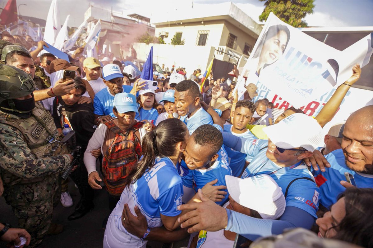 embdelcambioec's tweet photo. Los Embajadores del Cambio acompañan a la  futura Presidenta de Ecuador Ab Luisa González  en una caminata por  la paz en el sur de Guayaquil.

Ante la creciente ola de violencia que afecta a nuestro país, los Embajadores del Cambio elevamos un enérgico llamado por la paz. https://t.co/hBZJhi1mlb
