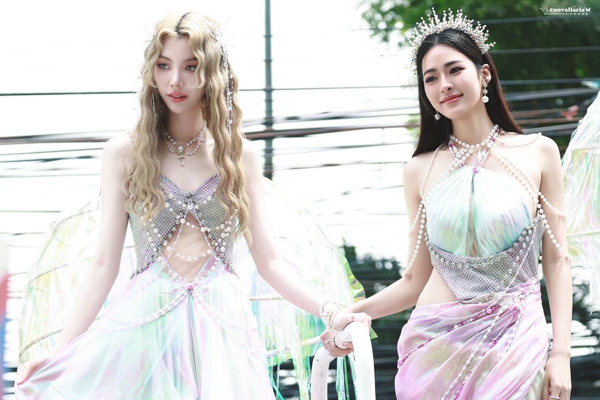 Con_Lingorm's tweet photo. 250410
The goddess and the little mermaid appeared together.

LINGORM SONGKRAN KING POWER 
#หลิงออมสงกรานต์คิงเพาเวอร์ https://t.co/yRDiZ870rE