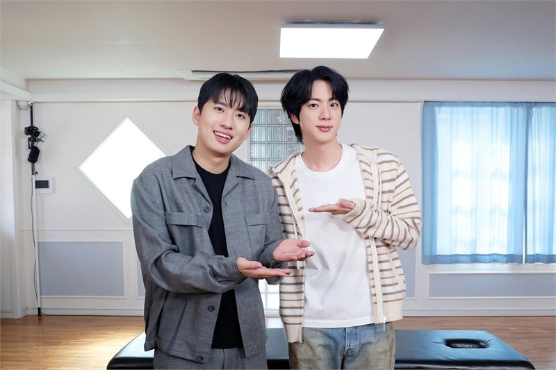 only_wwh_jin's tweet photo. [BTS News] 방탄소년단 진, 몸을 내던진 예능감으로 우승…미미미누와 평정심 지키기 게임 | 뷰어스 

RUN JIN SERENITY HOUSE
#RunJin_EP29 
#달려라석진 
#방탄소년단진 #JIN #진 @BTS_twt 

⬇️좋아요, 기사공유하기 
https://t.co/QstB2iGoKU https://t.co/gvISkJ9GDv