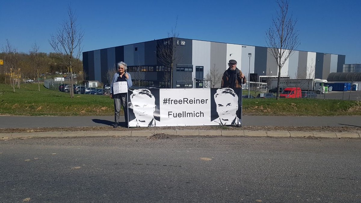 Euer Kommentar:
An jedem Do. stehen wir, wie auch am 20.März 25, als Mahnwache für Dr. Reiner Füllmich von 11 bis 12 Uhr auf dem Kreisel vor dem Gefängnis Rosdorf/Göttingen für seine  Freiheit, den Frieden, unser aller Medienfreiheit, die Corona-Aufarbeitung und die Wahrheit.