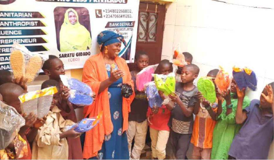 Hausafilmsnews's tweet photo. "A duk lokacin da aka ce watan azumi ya tsaya, #SaratuDaso za ta shiga harkar bai wa mutane abinci da tallafa wa marayu."

A wannan azumin yara suka zo suka sa me ni kan batun kayan Sallah, na ce musu ai dama #Daso ce ke ba ku yanzu kuma ba ta nan." 

In ji Zinaru Muhammad Giɗaɗo https://t.co/gjNOnhpipf