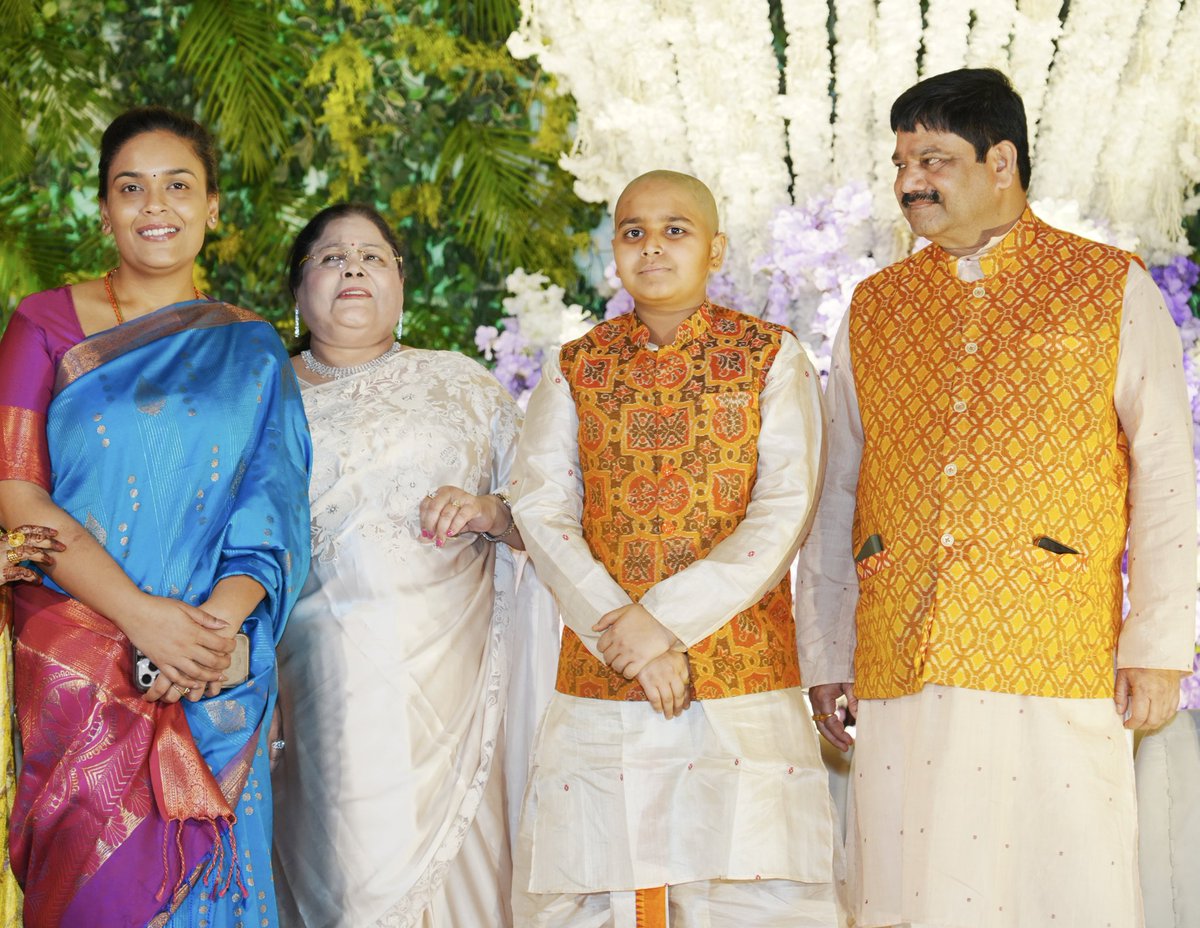 deepalidas95's tweet photo. ସମ୍ବଲପୁର ଭାଲୁପାଲିର ଶ୍ରୀ ଦେବେନ ପତିଙ୍କ ପୁଅଙ୍କର ବ୍ରତୋପନୟନ ଉତ୍ସବରେ ଯୋଗଦେଲି। ନବ ବ୍ରହ୍ମଚାରୀଙ୍କ ମଙ୍ଗଳ କାମନା କରିବା ସହିତ ତାଙ୍କ ଜୀବନରେ ସବୁ ସଫଳତା ପ୍ରାପ୍ତ ହେଉ ବୋଲି ମା' ସମଲେଇଙ୍କ ନିକଟରେ ପ୍ରାର୍ଥନା କରୁଛି। #threadceremony https://t.co/cDSqrsp3G0