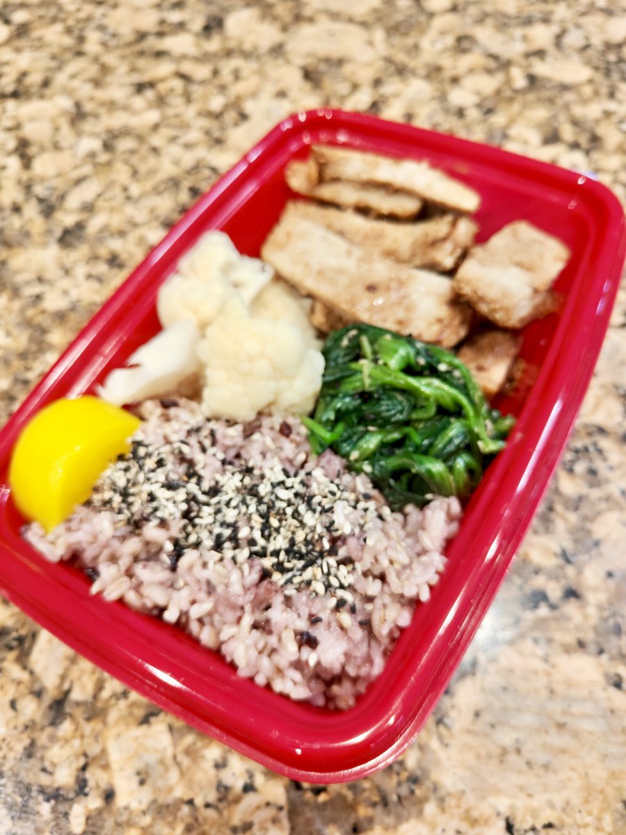 ShokoMama531's tweet photo. #本日のお弁当
✶白黒すり胡麻のせ章子風ブレンド米&沢庵
✶ほうれん草の胡麻和え
✶茹でカリフラワー
✶豚肉の味噌漬け焼き
本日もお疲れ様です!
いつも有難う😁💖
#毎日お弁当 #夫用お弁当 #感謝
#料理好き #料理記録 #作り置き
#Bentobox #Formyhubby
#Thankful #Homemadefood
#Lovetocook #yum https://t.co/Afrg4ravIl