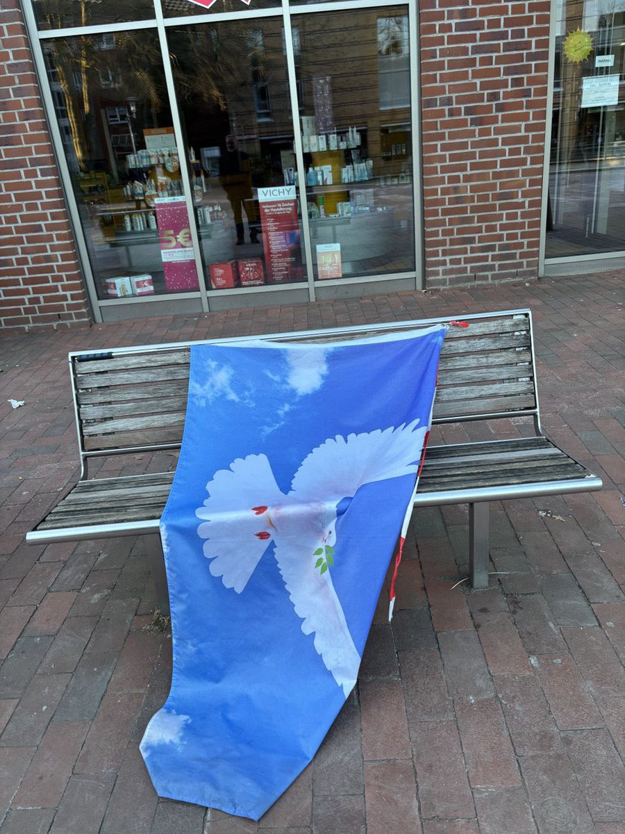 📍#Buchholz➖  #Spaziergang 🗓 #D_07_04_2025

Euer Kommentar:

Montagabend in Buchholz idN waren 4 unermüdliche liebe Menschen zu ihrem Spaziergang um die Innenstadt unterwegs. Wir bleiben für Frieden, Freiheit und Souveränität auf Straße, weil das uns wichtig ist 
Bleibt gesund!