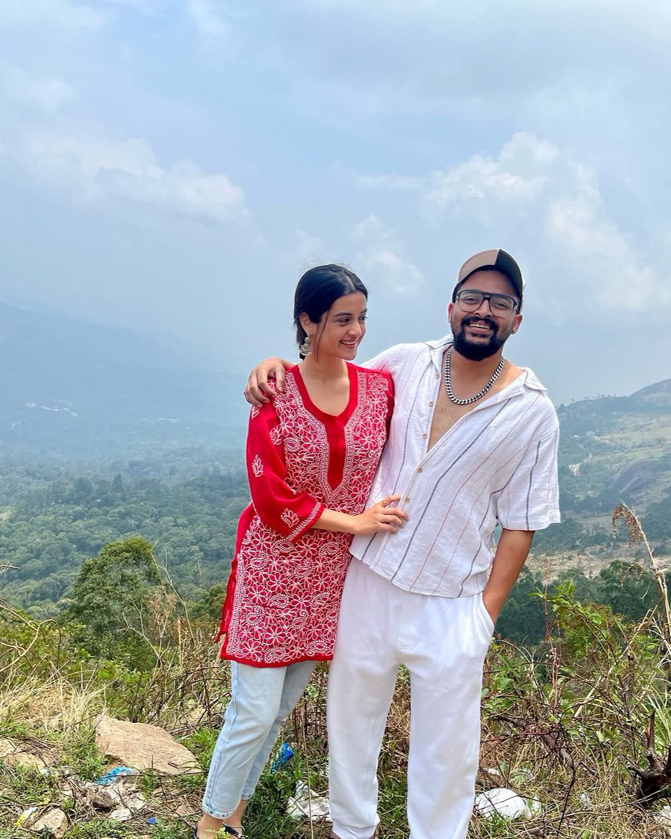 Calcutta_Times's tweet image. Darshana Banik and Saurav Das are redefining couple goals in Munnar! 🌿💑
Romance, tea gardens, &amp;amp; wanderlust in every frame 🏞️✨
#DarshanaBanik #SauravDas #MunnarDiaries #TravelGoals #CoupleVibes #BengaliCelebs
