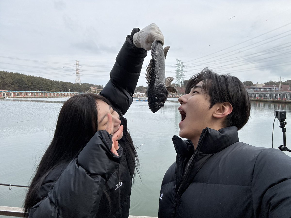 jaechatn's tweet photo. A chaotic fishing time with 𝐶𝘩𝑎𝑒𝑦𝑒𝑜𝑛 noona! https://t.co/U8sCxcbFRv