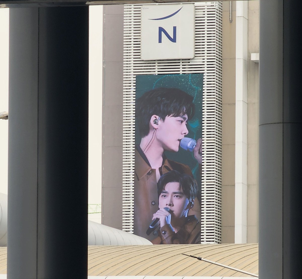 pitchdbxk's tweet photo. คนที่ 2 ที่ขึ้นป้ายตรงนิ แล้วเด่นจริง เดินกลับมาจากกินข้าวคือเอ๊ะเดี๋ยวๆ เพราะปกติจะมีแค่ป้ายใหญ่ข้างล่างกับป้ายรอบอารีน่า รอบนี้แฟนคลับจัดเต็มมากกกก👍

#LiYifenginBangkok 
#TheCovenantoftheGreenSea 
#LiYifeng https://t.co/o8EIpVra53