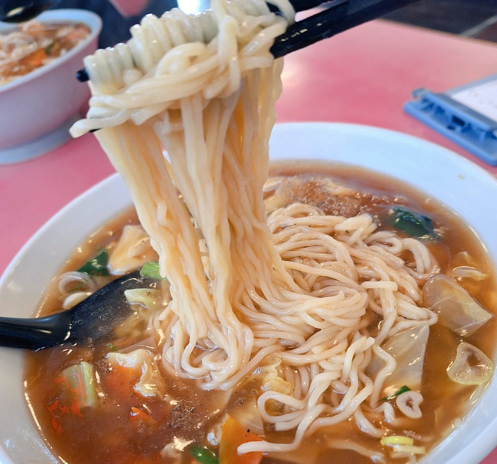 OsamuSuda's tweet photo. いつもは人気メニューのジャージャー麺を注文するんだけど、たまにはこういうのもいいな。

どちらもアツアツのトロミだけど(笑)

春🌸の陽気で汗かいて食べてました😁

#香港飯店
#広東麺 https://t.co/mXUGiR8Y02
