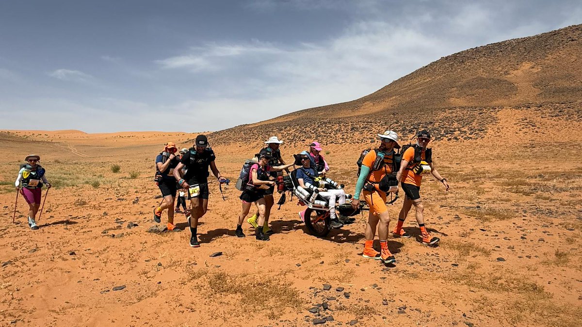 Kepis Pescalunes (@kepispescalunes) on Twitter photo DU SABLE 🏜️ DANS LES YEUX 👁️
DES ÉTOILES 🌟 PLEINS LA TÊTE 🤩
➡️Clément 18 ans originaire d'Alés et souffrant d'une ataxie cérébelleuse réalise son rêve en participant en joelette au Marathon Des Sables
Il est accompagné par six tuniques bleues 👮♀️👮🏼♂️de la <a href="/Gendarmerie/">Gendarmerie nationale</a> DU SABLE 🏜️ DANS LES YEUX 👁️
DES ÉTOILES 🌟 PLEINS LA TÊTE 🤩
➡️Clément 18 ans originaire d'Alés et souffrant d'une ataxie cérébelleuse réalise son rêve en participant en joelette au Marathon Des Sables
Il est accompagné par six tuniques bleues 👮♀️👮🏼♂️de la <a href="/Gendarmerie/">Gendarmerie nationale</a>