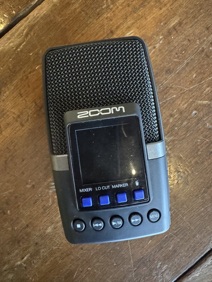 tiida_nu's tweet photo. ハンディレコーダー
ZOOM H2essentialのレンタル開始！
32bitfloat録音なので
細かい調整無しで良音質で録音可能！
スマホで音源流しながら録音したい、バンドで同じ音源を共有したい、簡単にちょっと良い音質でレコーディングしたいなどの用途にピッタリ！
是非お試しください！オーハシ #太陽ぬ
荘 https://t.co/rQJmIjHBhc