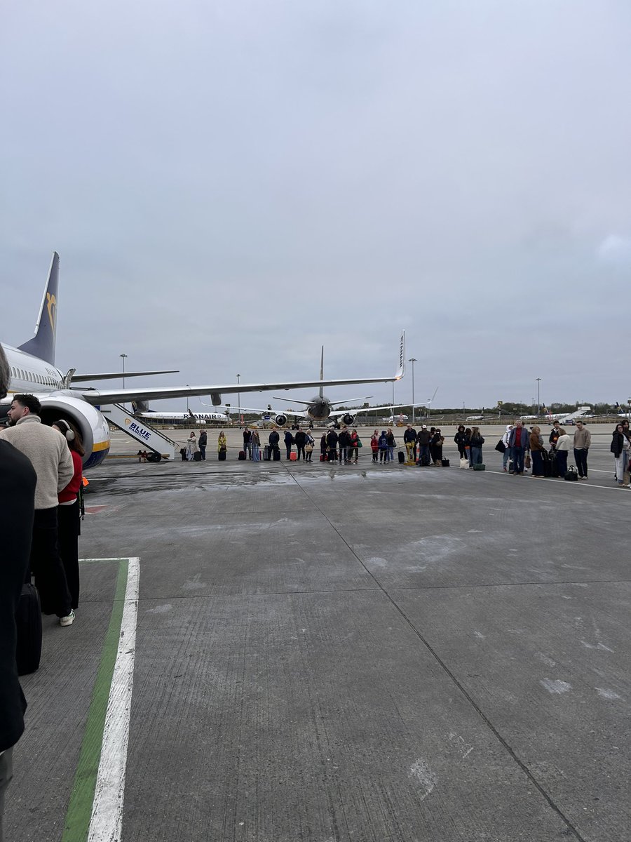 hannah_james's tweet photo. @Ryanair Making people stand outside for 50 mins so far in 3c temperature. Would have rather stayed warm at the gate. This is the 6:40 flight to Bergerac. Feel bad for those with little kids! https://t.co/unp5KC28lg