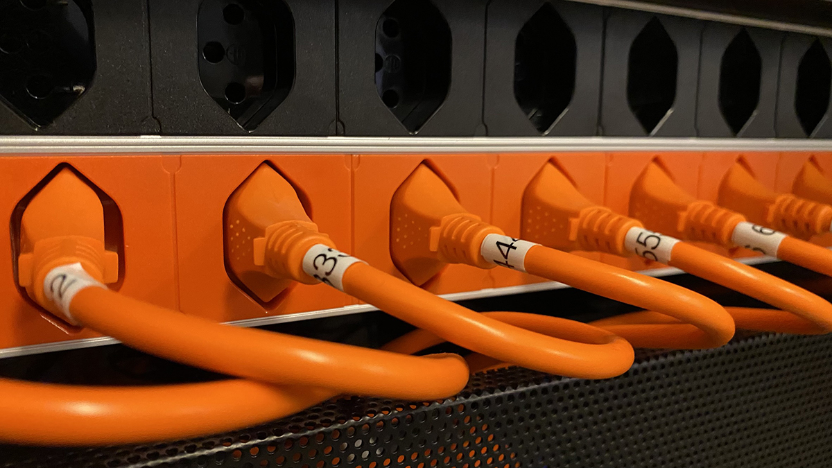 A peek inside the rack—precision, organization, and reliable power distribution at its best.

Uno sguardo all'interno del rack: precisione, organizzazione e distribuzione affidabile dell'energia al loro meglio.