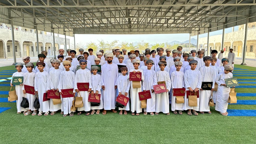 على درب الجهد والاجتهاد وتقديراً من إدارة المدرسة بالإحتفاء بأبناء اليوم ورجال الغد ، وبالإعتراف بإجاداتهم تم تكريم المجيدين اليوم بحضور المشرف الإداري للمدرسة أ/ سالم البداعي ورئيس مجلس أولياء الأمور الفاضل يوسف الجهوري
#فعاليات_تعليمية_شمال_الباطنة