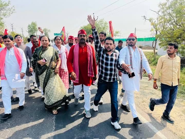 Dev4Auraiya's tweet photo. श्री अखिलेश यादव जी के लिए दिल्ली की ओछी मानसिकता वाली मुख्यमंत्री रेखा गुप्ता द्वारा अमर्यादित टिप्पणी करने पर #समाजवादी_पार्टी_औरैया ने मुख्यमंत्री रेखा गुप्ता का पुतला जलाकर जबरदस्त विरोध प्रदर्शन किया।
रेखा गुप्ता मुर्दाबाद 
श्री अखिलेश यादव जिंदाबाद 
बहन पल्लवी पाल जिंदाबाद https://t.co/adaaS9Wbpk