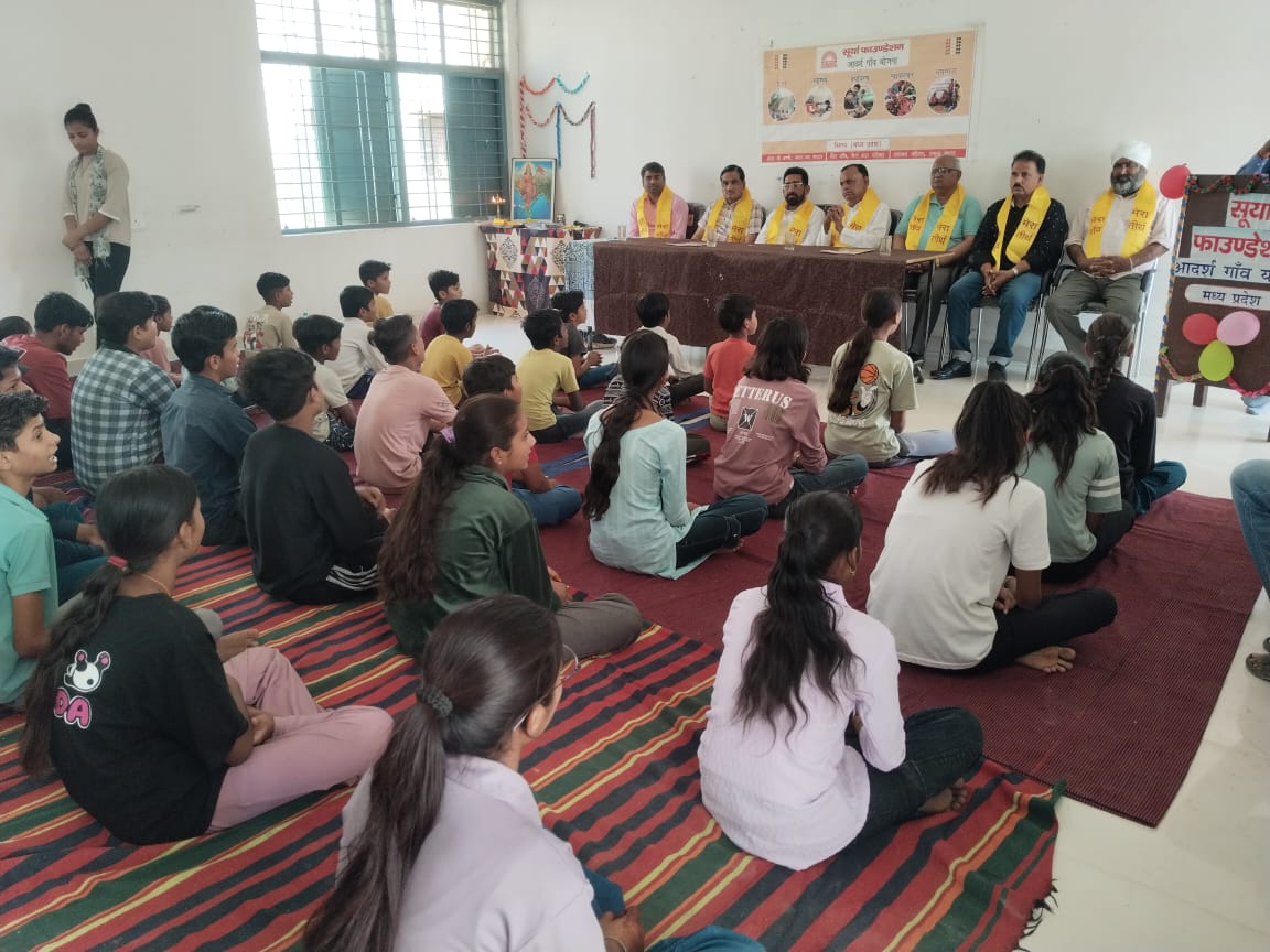 suryafnd's tweet photo. #GPDC
#MadhyaPradesh
भिंड (मध्यप्रदेश) जिले के गाँव सर्वा में सूर्या फाउंडेशन आदर्श गांव योजना के तहत संचालित सूर्या कंप्यूटर केंद्र परिसर में ग्रामीण PDC (व्यक्तित्व विकास शिविर) का शुभारंभ हुआ। शिविर में 53 भैया-बहन भाग ले रहे हैं। इस शिविर का उद्देश्य ग्रामीण युवाओं में आत्मविश्वास बढ़ाना, नेतृत्व क्षमता विकसित करना, संवाद कौशल सुधारना और निर्णय लेने की योग्यता बढ़ाना है, जिससे वे अपने जीवन और समाज में सकारात्मक परिवर्तन ला सकें।
इस अवसर पर गोहद विधानसभा के विधायक श्री केशव देसाई जी, प्रधानाध्यापक श्री आदित्य सिंह तोमर जी, प्रशिक्षित सेवाभावी श्री जमवेद सिंह तोमर जी, सरपंच श्री जागीर सिंह जी, सह क्षेत्र प्रमुख श्री राजीव सिंह जी, श्री आकाश सिंह तोमर जी उपस्थित रहे।
#SuryaFoundation #RuralDevelopment #PersonalityDevelopment #YouthEmpowerment #PDC #SelfReliance #ComputerEducation